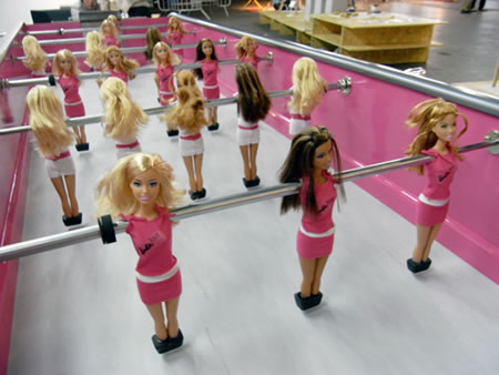 Barbie Foosball table introduces you to doll sports Barbie foosball table2 Barbie Foosball table introduces you to doll sports